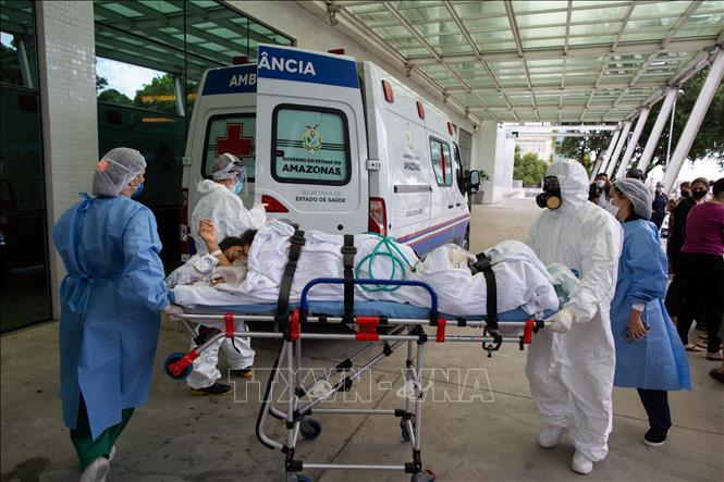 Nhân viên y tế chuyển bệnh nhân COVID-19 vào một bệnh viện ở Manaus, Brazil ngày 14/1/2021. Ảnh: AFP/TTXVN
