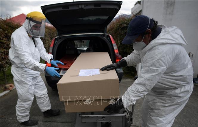 Chuyển thi thể bệnh nhân tử vong do COVID-19 tới nhà tang lễ ở Bogota, Colombia, ngày 15/6/2021. Ảnh: AFP/TTXVN