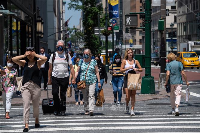 Người dân di chuyển trên phố ở New York, Mỹ ngày 7/6/2021. Ảnh: AFP/TTXVN