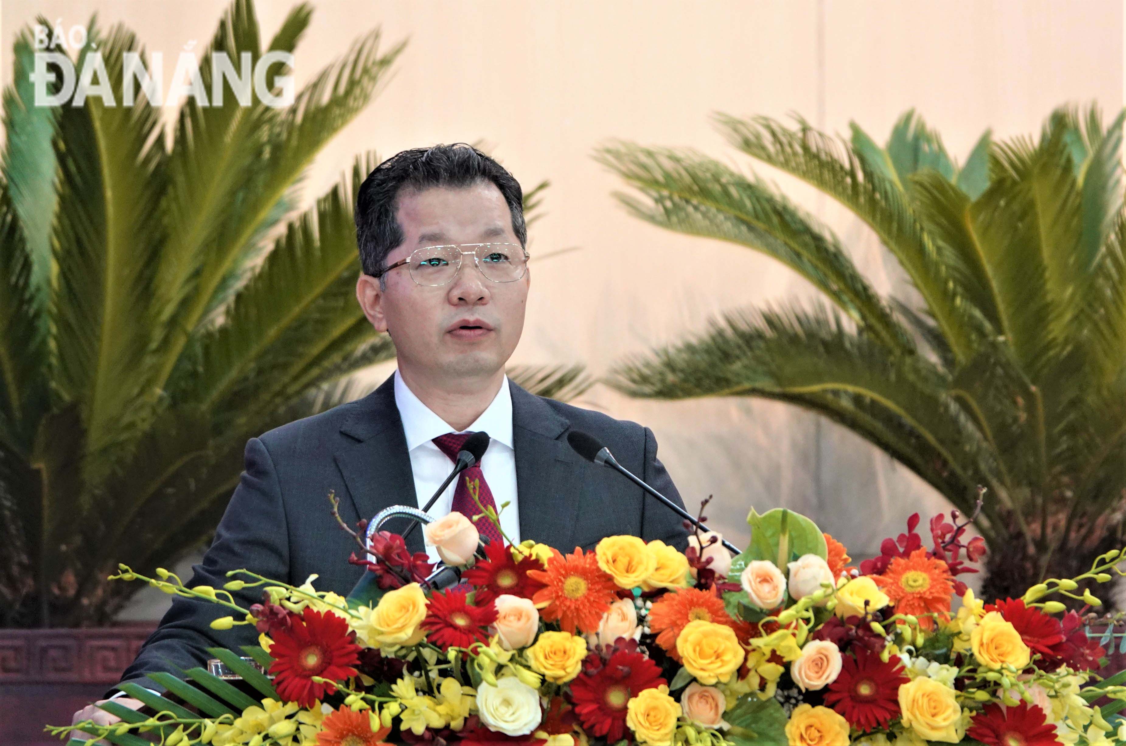 Ủy viên Trung ương Đảng, Bí thư Thành ủy Nguyễn Văn Quảng phát biểu chỉ đạo kỳ họp. Ảnh: TRỌNG HUY