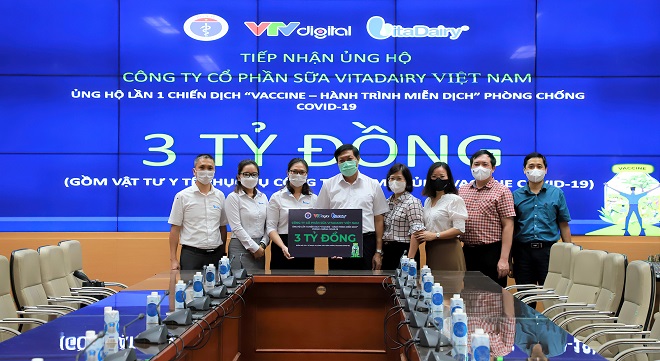 Đại diện Công ty Cổ phần Sữa VitaDairy Việt Nam trao Bộ Y tế 3 tỷ ủng hộ  chiến dịch “Vaccine - Hành trình miễn dịch”.
