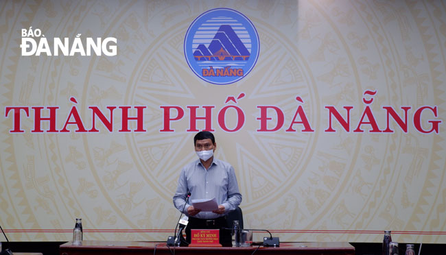 Da Nang Peoples Committee Vice Chairman Ho Ky Minh delivers his instructions at the Thursday meeting. Photo: PHAN CHUNG