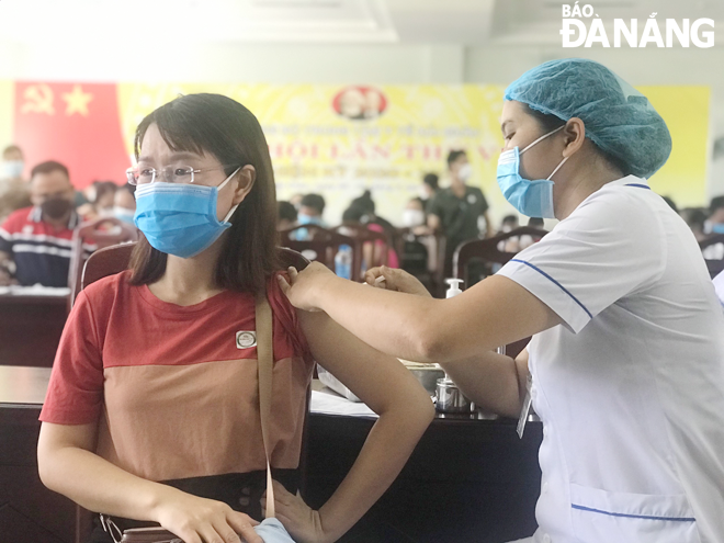 Teachers are injected with COVID-19 vaccines intoat Hai Chau District Medical Centre on the morning of June 23. Photo: PHAN CHUNG