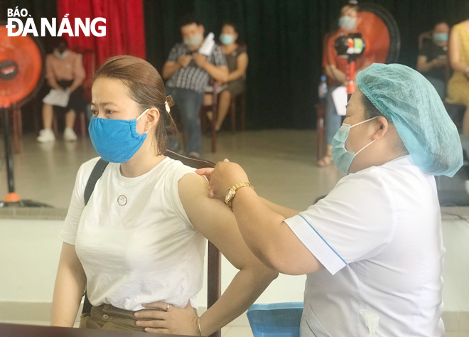 Vaccination against COVID-19 is in progress at the Hai Chau District Medical Centre. Photo: PHAN CHUNG