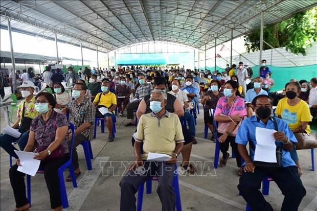 People wait for getting their COVID-19 vaccine shots in Narathiwat, Thailand (Photo: VNA)