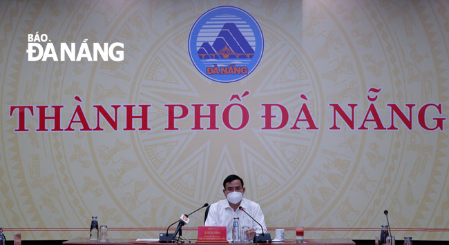 Chủ tịch UBND thành phố Lê Trung Chinh chủ trì cuộc họp phòng, chống Covid-19 chiều 25-6. Ảnh: PHAN CHUNG