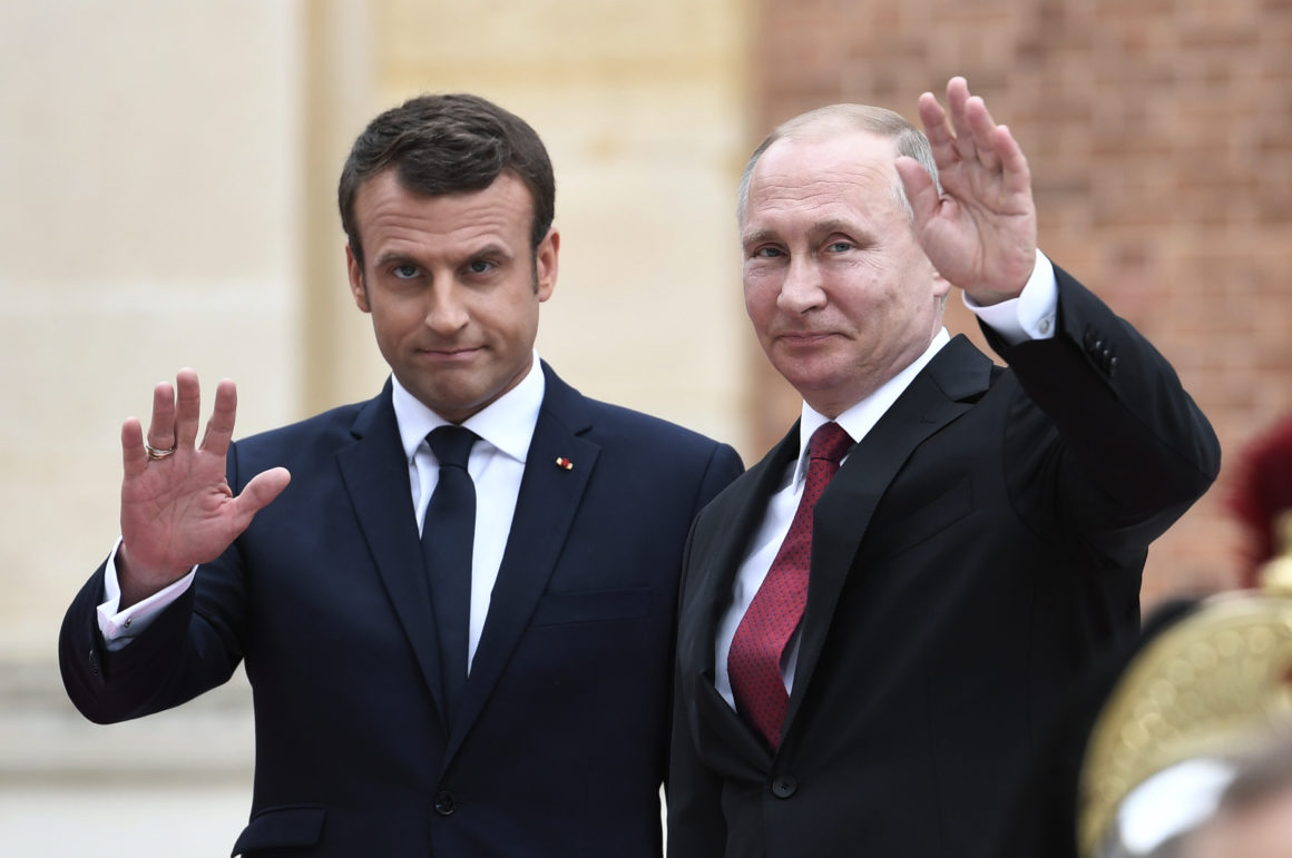 Tổng thống Pháp Emmanuel Macron (trái) và người đồng cấp Nga Vladimir Putin trong một cuộc gặp gỡ tại Versailles (Pháp). Hai năm qua, Pháp đã chủ động “cài đặt lại” quan hệ với Nga. 	               Ảnh: AFP