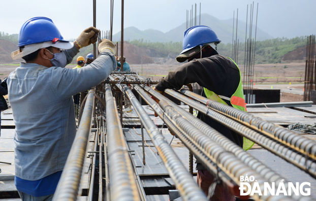 The industrial real estate market in Da Nang is forecasted to witness an upward trend.  Construction workers are seen at the Da Nang IT Park project in Hoa Vang District. Photo: TRIEU TUNG