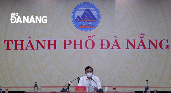 Municipal Peoples Committee Le Chairman Trung Chinh called on officials and the public across Da Nang to remain vigilance against COVID-19 on the Friday meeting. Photo: PHAN CHUNG