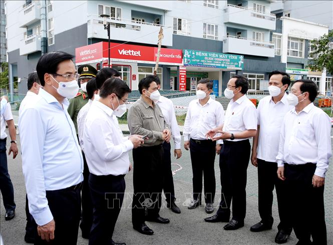 Thủ tướng Phạm Minh Chính kiểm tra tại khu cách ly Ký túc xá Đại học quốc gia Thành phố Hồ Chí Minh. Ảnh: Thành Chung/TTXVN