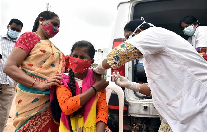 Nhân viên y tế tiêm vaccine phòng COVID-19 cho người dân tại Hyderabad, Ấn Độ, ngày 24/6/2021. Ảnh: THX/ TTXVN