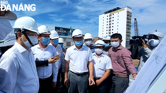 Da Nang Party Committee Secretary Nguyen Van Quang (left) asks the traffic infrastructure project at western end of the Tran Thi Ly Bridge to be complete before December 31, 2021.