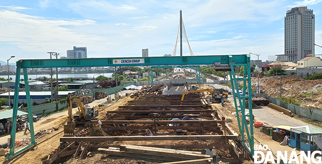 The construction of the underground traffic works on the east side of the intersection of Duy Tan - September 2 on the side of Tran Thi Ly bridge.