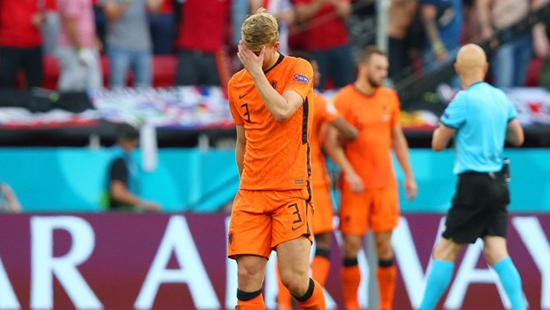 De Ligt rời sân với tấm thẻ đỏ trực tiếp. (Nguồn: eurosport)