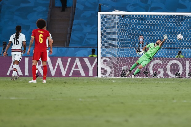 Rui Patricio bất lực trước cú sút của Thorgan. (Nguồn: AFP/Getty Images)