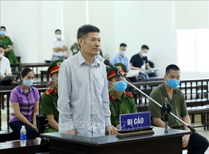 Bị cáo Nguyễn Nhật Cảm (cựu Giám đốc Trung tâm Kiểm soát bệnh tật TP. Hà Nội) khai báo trước tòa. Ảnh: Phạm Kiên/TTXVN
