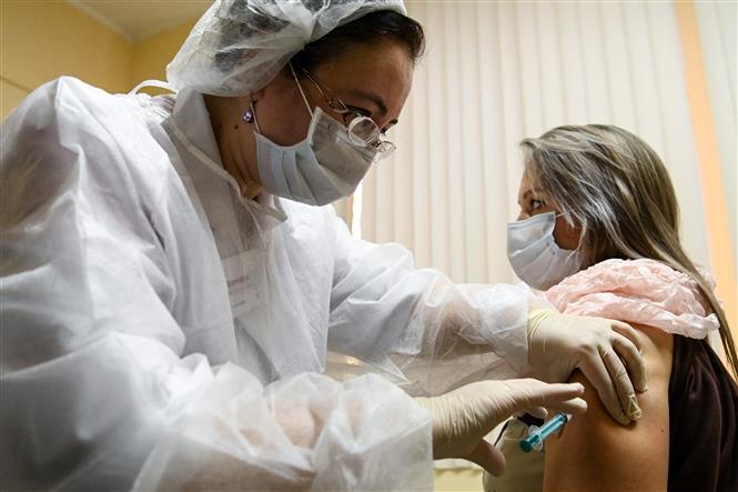Nhân viên y tế tiêm vaccine phòng Covid-19 cho người dân tại Moskva, Nga. Ảnh: AFP/ TTXVN