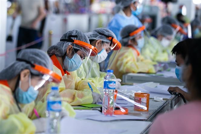 Nhân viên y tế làm việc tại một điểm tiêm vaccine phòng Covid-19 ở Viêng Chăn, Lào, ngày 17-6-2021. Ảnh: THX/ TTXVN