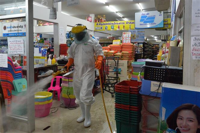 Phun thuốc khử trùng nhằm ngăn chặn sự lây lan của Covid-19 tại một khu chợ ở Bangkok, Thái Lan, ngày 21-6-2021. Ảnh: THX/ TTXVN