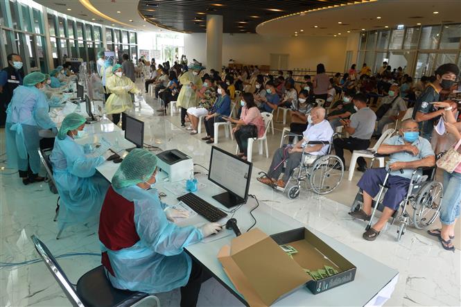 Người dân xếp hàng chờ tiêm vaccine phòng Covid-19 tại Bangkok, Thái Lan, ngày 26-6-2021. Ảnh: THX/ TTXVN
