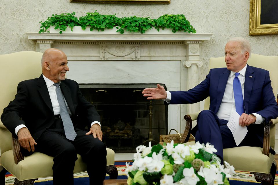 Tổng thống Mỹ Joe Biden (phải) đón tiếp Tổng thống Afghanistan Ashraf Ghani tại Nhà Trắng ngày 25-6. Ảnh: Reuters