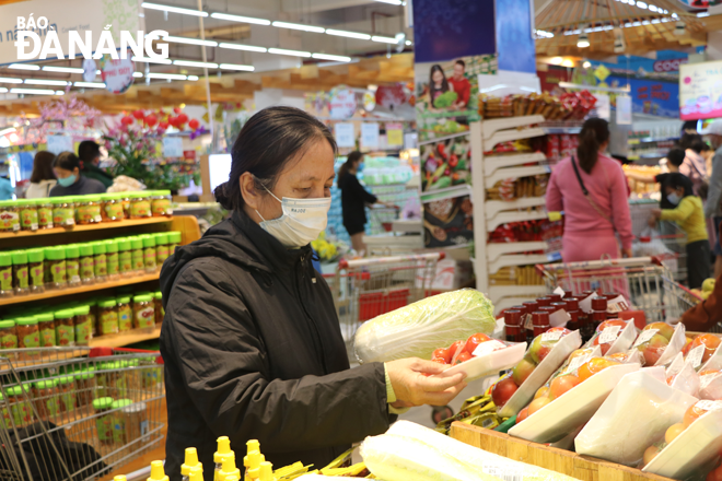 Enterprises must actively develop their brands to increase competitiveness in the market. Local consumers are seen selecting goods at the Co.opmart Da Nang. Photo: VAN HOANG