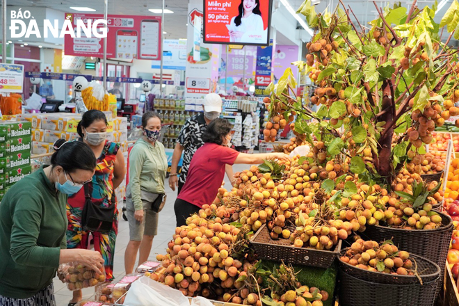  Currently, Vietnamese goods are dominating the market share in the system of distribution channels in Da Nang. A bustling shopping ambiance is recorded at the Co.opmart Son Tra. Photo: QUYNH TRANG