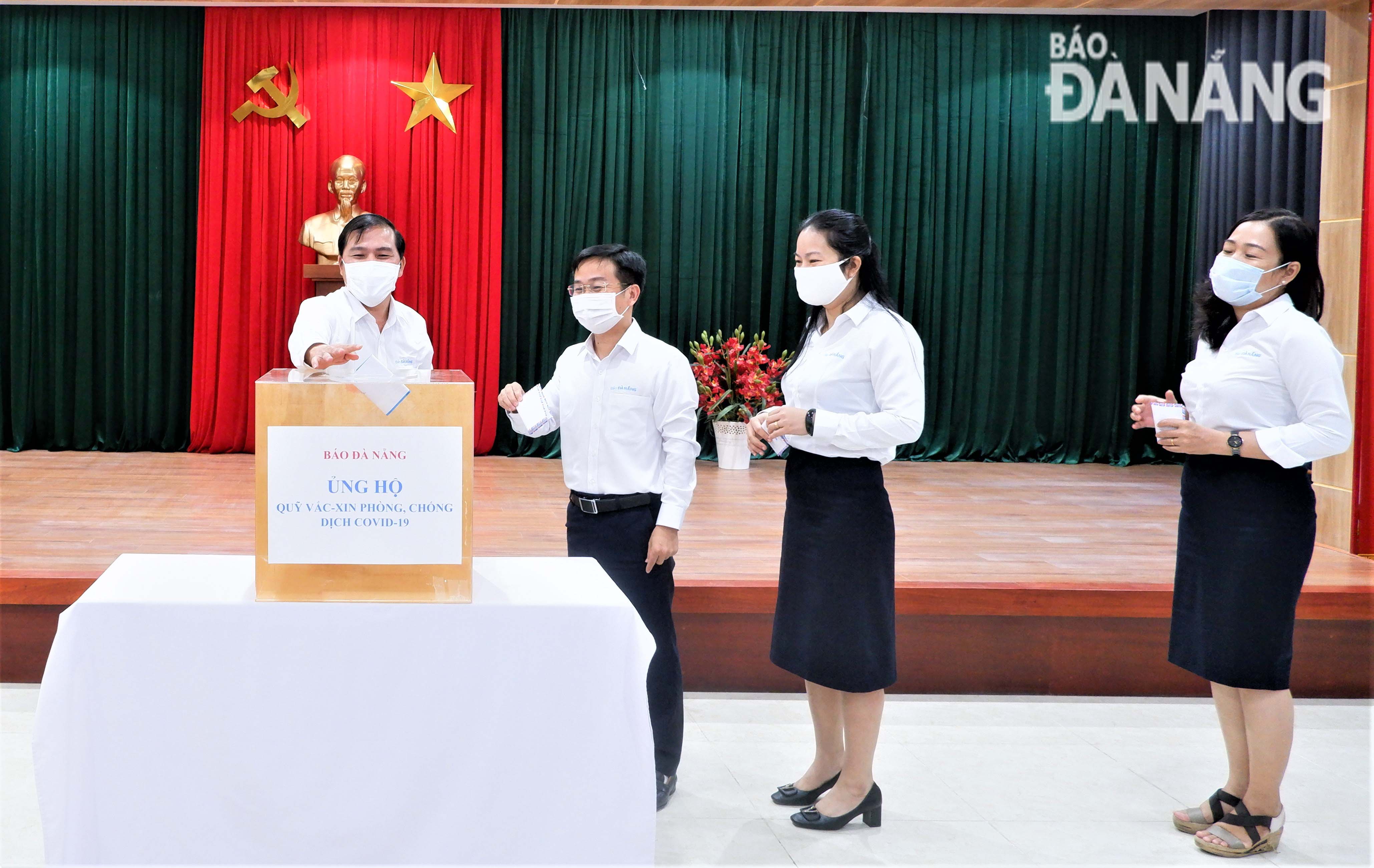 Leaders of the Da Nang Newspaper make donations to support the city’s efforts against COVID-19. Photo: L.P