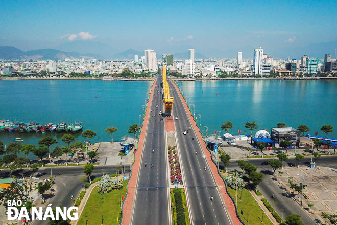 The east-west traffic axis continues to be invested such as a tunnel stretching under the Han River in order to ease traffic congestion, and a bridge connecting Bui Ta Han Street in Ngu Hanh Son District. A scene of Vo Van Kiet- Nguyen Van Linh route crosses the Rong (Dragon) Bridge. Photo: TRIEU TUNG