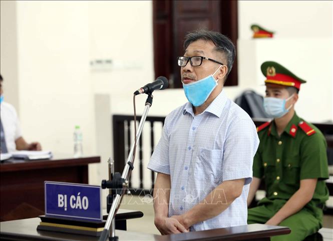 Bị cáo Đinh Văn Dũng (cựu Tổng Giám đốc Công ty Bình Hà) khai báo tại phiên tòa. Ảnh: Phạm Kiên/TTXVN