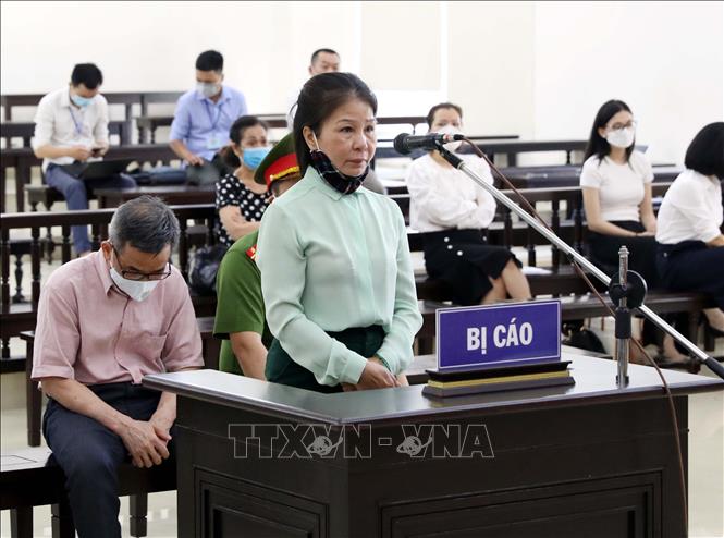 Bị cáo Nguyễn Thị Thanh Sơn (thành viên góp vốn của Công ty Trung Dũng) khai báo trước tòa. Ảnh: Phạm Kiên/TTXVN