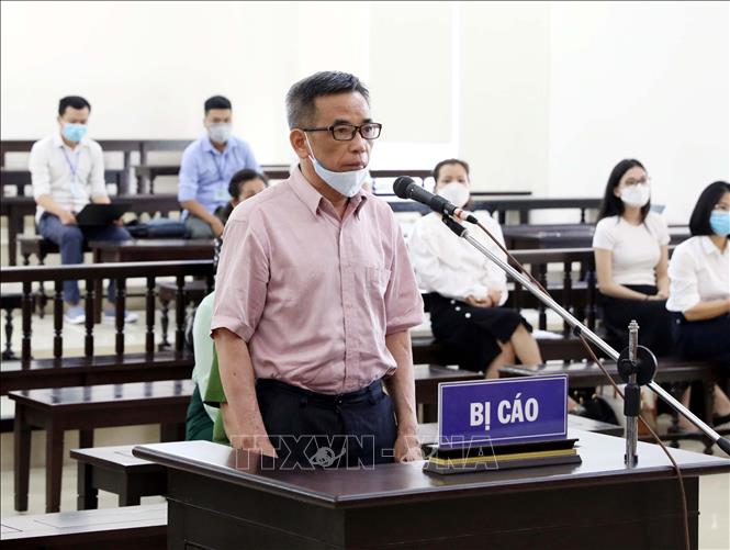 Bị cáo Đoàn Hồng Dũng (cựu Giám đốc Công ty Trung Dũng) khai báo tại phiên tòa. Ảnh: Phạm Kiên/TTXVN