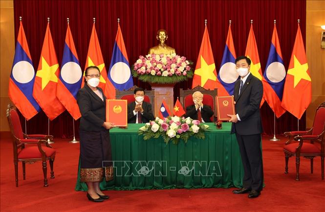 Lễ ký kết Kế hoạch hợp tác giữa Ban Dân vận Trung ương Đảng Cộng sản Việt Nam và Ủy ban Trung ương Mặt trận Lào xây dựng đất nước giai đoạn 2021-2025. Ảnh: Trí Dũng/TTXVN