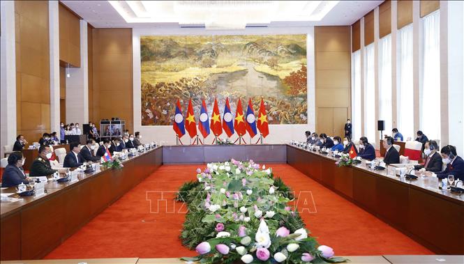 Chủ tịch Quốc hội Vương Đình Huệ hội kiến Tổng Bí thư, Chủ tịch nước Lào Thongloun Sisoulith. Ảnh: Doãn Tấn/TTXVN