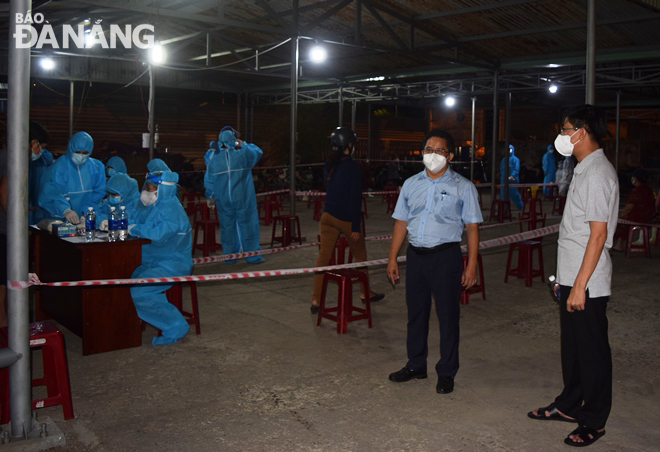 Bí thư Quận ủy và Chủ tịch UBND quận Sơn Trà trực tiếp chỉ đạo tổ chức phong tỏa tạm thời, lấy mẫu xét nghiệm SARS-CoV-2 ngay trong đêm 28-6. Ảnh: HOÀNG HIỆP