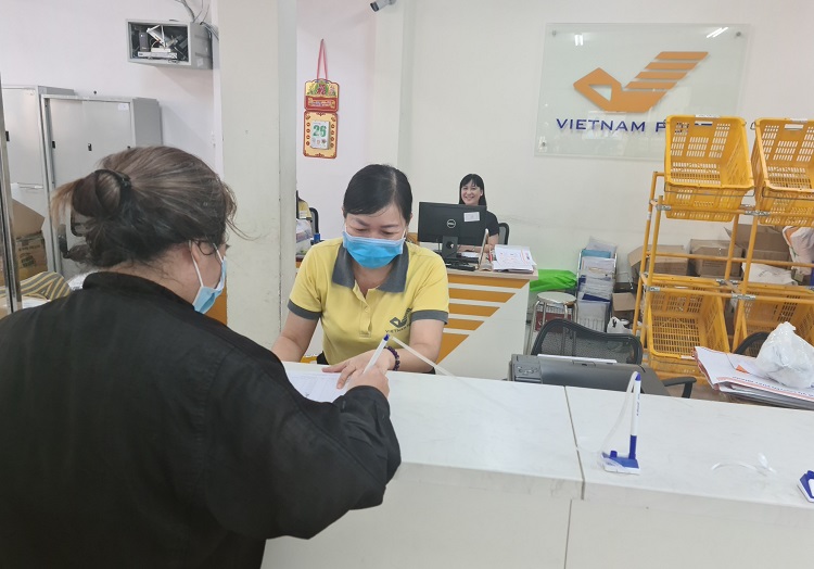 Người dân đến nhận lương hưu trực tiếp tại các bưu điện trên địa bàn TP Hồ Chí Minh. Ảnh: Hoàng Tuyết