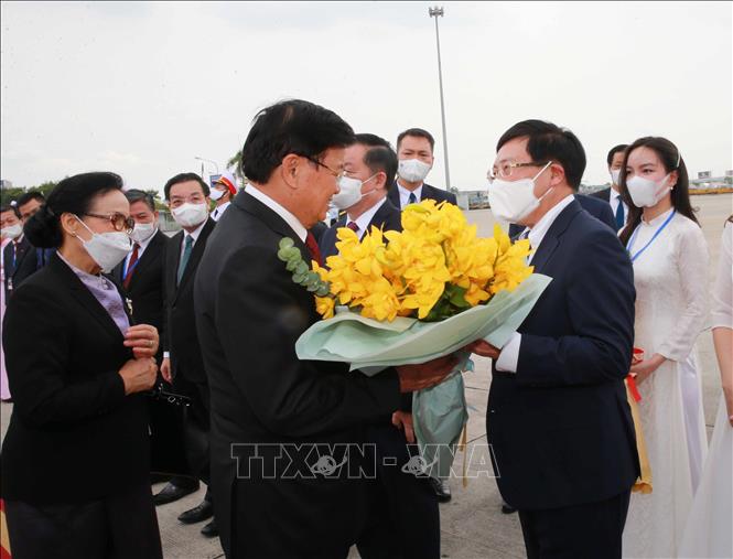 Ủy viên Bộ Chính trị, Phó Thủ tướng Chính phủ Phạm Bình Minh tiễn Tổng Bí thư, Chủ tịch nước Lào Thongloun Sisoulith và Phu nhân tại sân bay Quốc tế Nội Bài. 