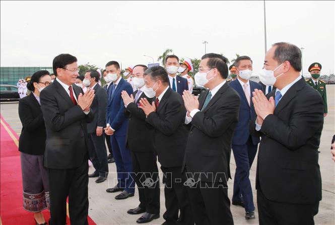 Các đồng chí lãnh đạo Đảng, Nhà nước tiễn Tổng Bí thư, Chủ tịch nước Lào Thongloun Sisoulith và Phu nhân tại sân bay quốc tế Nội Bài. 