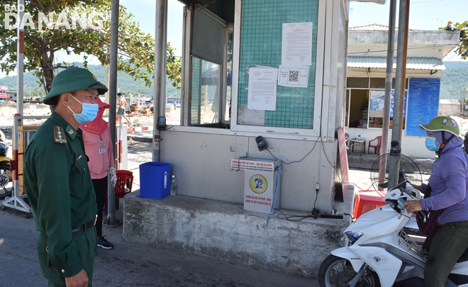 Functional forces tighten controls on people entering the Tho Quang Fishing Wharf and Seafood Wholesale after it reopened at midday today, June 29. Photo: HOANG HIEP