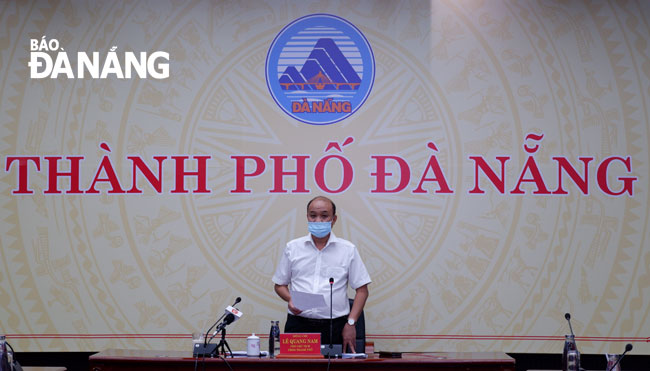 Phó Chủ tịch UBND thành phố Lê Quang Nam chủ trì cuộc họp về phòng, chống Covid-19 chiều 29-6. Ảnh: PHAN CHUNG