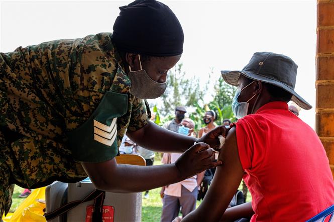 Nhân viên y tế tiêm vaccine ngừa Covid-19 cho người dân ở Kampala, Uganda, ngày 28-6-2021. Ảnh: THX/TTXVN