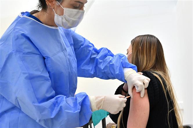 Nhân viên y tế tiêm vaccine Sputnik V ngừa Covid-19 cho người dân tại San Marino, Italy ngày 29-3-2021. Ảnh: AFP/TTXVN