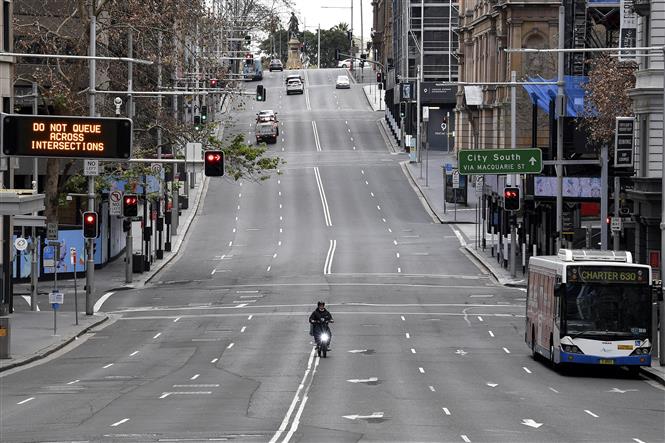 Cảnh vắng vẻ tại một tuyến phố ở Sydney, Australia khi lệnh phong tỏa được áp dụng nhằm ngăn sự lây lan của dịch Covid-19, ngày 26-6-2021. Ảnh: AFP/TTXVN