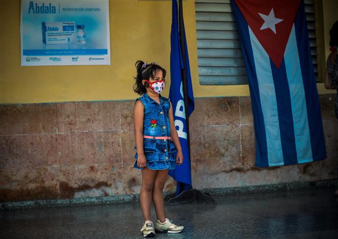 Áp phích giới thiệu vaccine Abdala ngừa Covid-19 tại Hanava, Cuba, ngày 28-6-2021. Ảnh: AFP/TTXVN