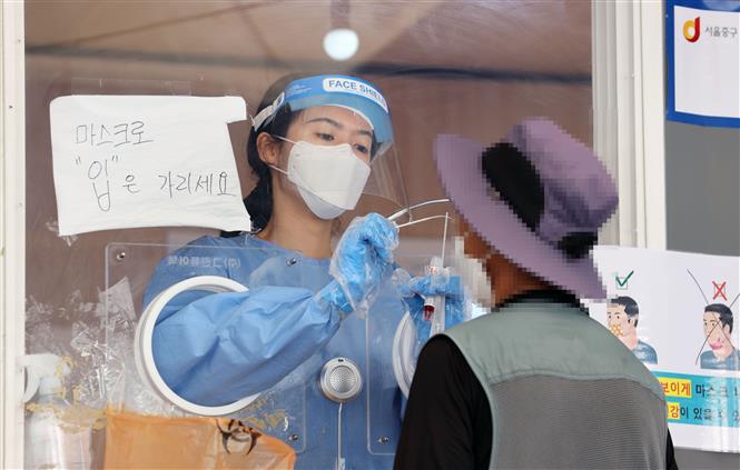 Nhân viên y tế lấy mẫu xét nghiệm Covid-19 cho người dân tại Seoul, Hàn Quốc. Ảnh: YONHAP/TTXVN