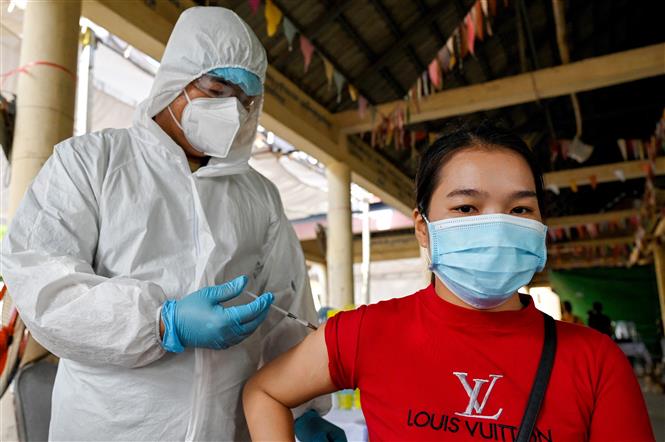 Nhân viên y tế tiêm vaccine ngừa Covid-19 cho người dân tại Phnom Penh, Campuchia ngày 20-5-2021. Ảnh: AFP/TTXVN