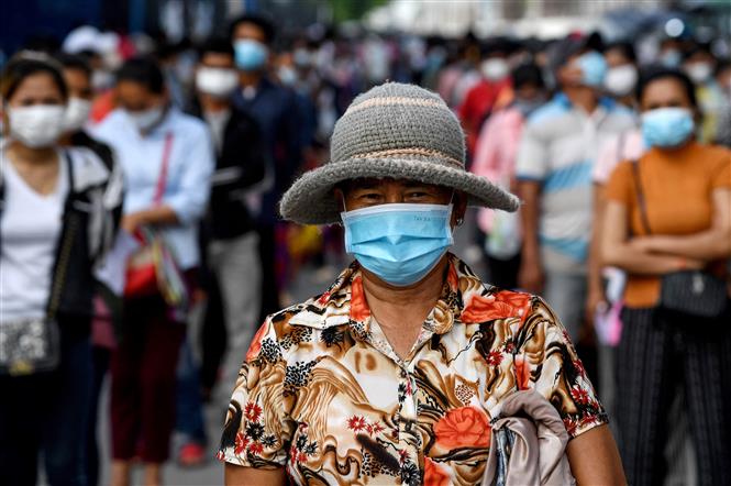 Người dân xếp hàng chờ được tiêm vaccine ngừa Covid-19 tại Phnom Penh, Campuchia ngày 31-5-2021. Ảnh: AFP/TTXVN