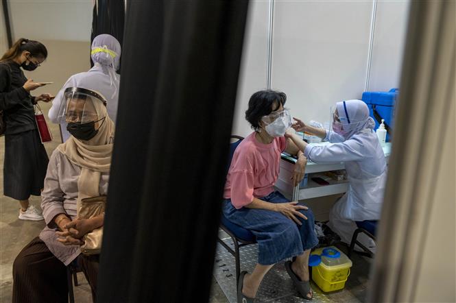 Người dân tiêm vaccine ngừa Covid-19 tại Kuala Lumpur, Malaysia. Ảnh: THX/TTXVN
