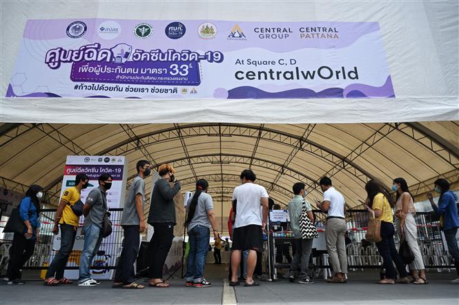Người dân xếp hàng chờ tiêm chủng vaccine ngừa Covid-19 tại Bangkok, Thái Lan, ngày 7-6-2021. Ảnh: AFP/TTXVN