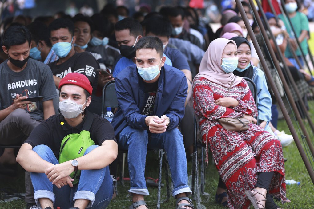 Người dân chờ tiêm vắc-xin Sinovac ngừa Covid-19 ở thành phố Medan, thủ phủ của tỉnh Bắc Sumatra (Indonesia) ngày 28-6. Ảnh: AP